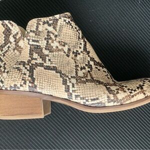 Beautiful boots! Size 9